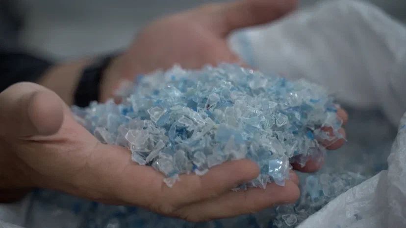 2 тысячи тонн ПЭТ-хлопьев из 80 млн бутылок - «РТ-Инвест» переработал за месяц рекордное количество пластика 